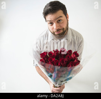 Porträt des Mannes mit Blumenstrauß Stockfoto