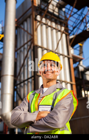 optimistische senior chemische Industrie Arbeiter in Fabrik Stockfoto