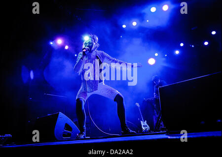 Toronto, Ontario, Kanada. 1. Juli 2013. Leadsängerin KAREN O der amerikanischen Indie-Band ja ja Yeahs auf Echo Beach in Toronto am Canada Day führt. Bildnachweis: Igor Vidyashev/ZUMAPRESS.com/Alamy Live-Nachrichten Stockfoto