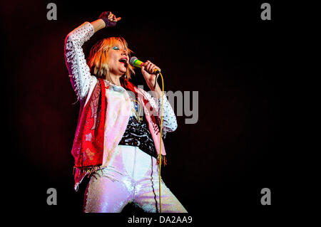 Toronto, Ontario, Kanada. 1. Juli 2013. Leadsängerin KAREN O der amerikanischen Indie-Band ja ja Yeahs auf Echo Beach in Toronto am Canada Day führt. Bildnachweis: Igor Vidyashev/ZUMAPRESS.com/Alamy Live-Nachrichten Stockfoto