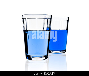 Blaue Getränke in Gläsern isoliert auf weiss mit Textfreiraum. Stockfoto