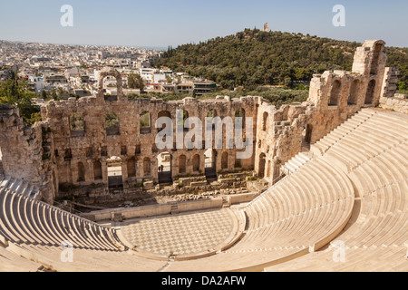 Odeon des Herodes Atticus an der Akropolis und Filopappos Denkmal auf Filopappos Hügel im Hintergrund, Athen, Griechenland Stockfoto