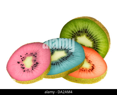 In Scheiben geschnitten, grün, rot, blau und rosa Kiwis isoliert auf weiss mit textfreiraum für Text. Stockfoto