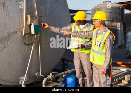 zwei Wirtschaftsingenieure Inspektion Kraftstofftank im Chemiewerk Stockfoto