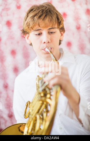 Teenager (14-15) Französisch Horn spielte Stockfoto