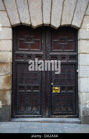 Tür eines Gebäudes in der Plaza De La Villa, Madrid, Spanien Stockfoto