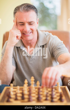 Porträt des Mannes spielt Schach Stockfoto