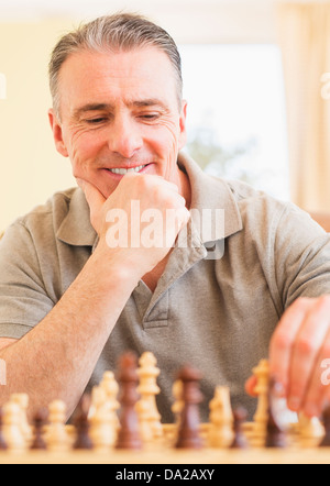 Porträt des Mannes spielt Schach Stockfoto