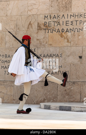 Griechische Soldaten, Evzone, marschieren neben Grab des unbekannten Soldaten außerhalb Parlamentsgebäude, Athen, Griechenland Stockfoto