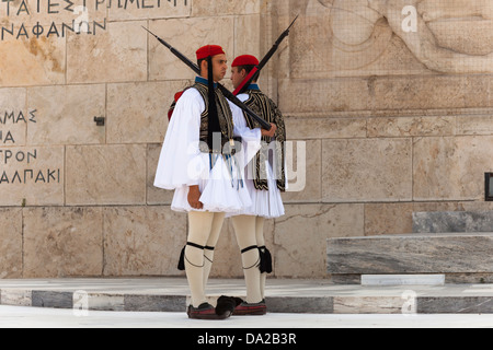 Griechische Soldaten, Evzonen, stehend neben Grab des unbekannten Soldaten außerhalb Parlamentsgebäude, Athen, Griechenland Stockfoto