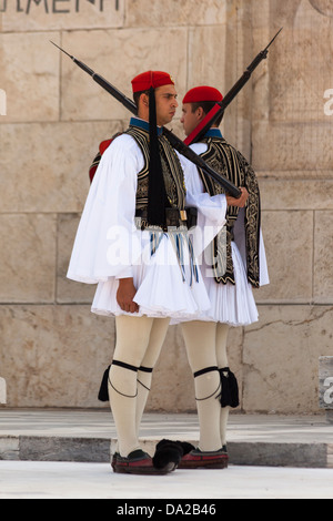 Griechische Soldaten, Evzonen, stehend neben Grab des unbekannten Soldaten außerhalb Parlamentsgebäude, Athen, Griechenland Stockfoto