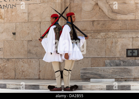 Griechische Soldaten, Evzones neben Grab des unbekannten Soldaten außerhalb Parlamentsgebäude, Athen, Griechenland Stockfoto