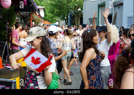 Menschen disco tanzen im Freien am Canada Day Feierlichkeiten auf Granville Island in Vancouver, British Columbia, Kanada Stockfoto