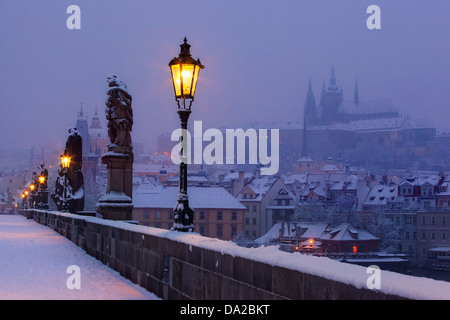 Blick auf die Karlsbrücke und die Pragerburg vor der Morgendämmerung Stockfoto