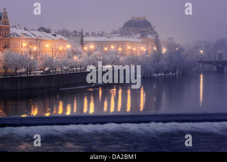 Morgendämmerung Blick auf Smetana-Damm und das Nationaltheater in Prag, Tschechische Republik Stockfoto