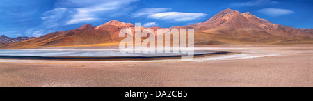 Panorama der altiplanic Lagune Miscanti und Vulkan Miniques, Wüste Atacama, Chile Stockfoto