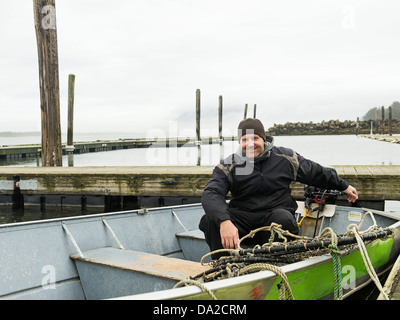 USA, Oregon, Rockaway Beach, Portrait der Mann im Boot Stockfoto