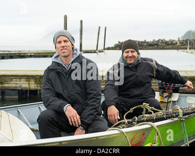 USA, Oregon, Rockaway Beach, Porträt der Männer im Boot Stockfoto