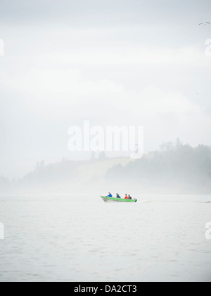 USA, Oregon, Rockaway Beach, Leute im Boot Stockfoto