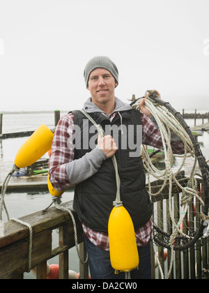 USA, Oregon, Rockaway Beach, Porträt von Mann mit Ausrüstung für die Fischerei Stockfoto