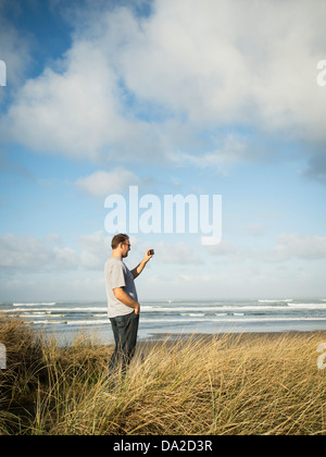 USA, Oregon, Rockaway Beach Mitte erwachsener Mann Fotografieren Stockfoto