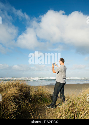 USA, Oregon, Rockaway Beach Mitte erwachsener Mann Fotografieren Stockfoto