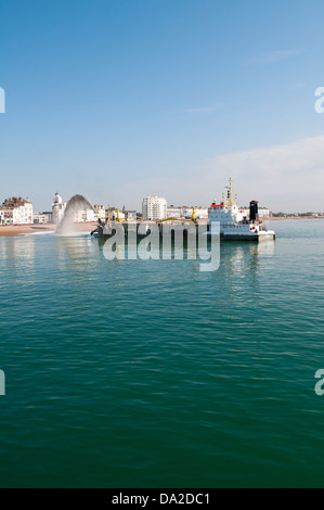 Die nachfolgende Absaugung Hopper Bagger Sospan Dau darstellende Strand Wartungsarbeiten. Stockfoto