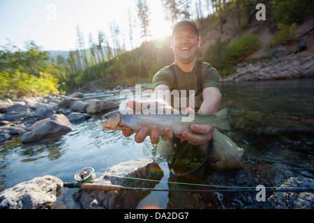 USA, Montana, North Fork, Blackfoot River, Fischer zeigt frische Forellen Stockfoto