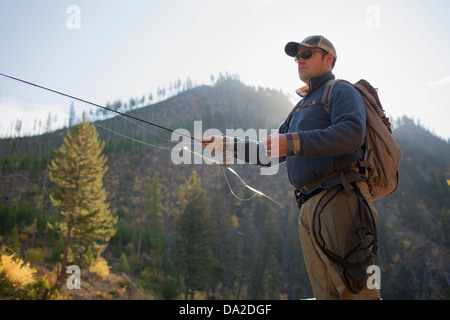 USA, Montana, Fischer vor Berg Stockfoto