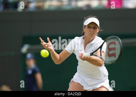 Wimbledon, London, UK. 1. Juli 2013. Wimbledon Tennis Championships 2013 statt in The All England Lawn Tennis and Croquet Club, London, England, UK.    Kaia Kanepi (EST) (blonde Haare) besiegt Laura Robson (GBR) auf Platz Nr. 1. Bildnachweis: Action Plus Sport Bilder/Alamy Live News Stockfoto