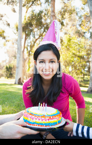 USA, California, Irvine, Porträt von happy Family im Park feiert Geburtstag der Mutter Stockfoto