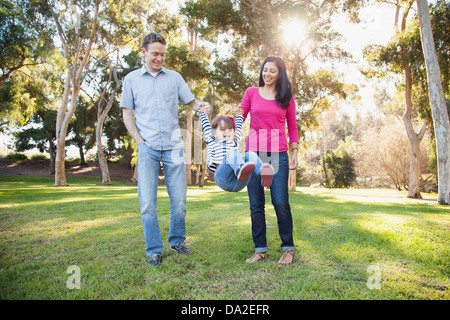 USA, California, Irvine, Familie mit Tochter (4-5) spielen im park Stockfoto