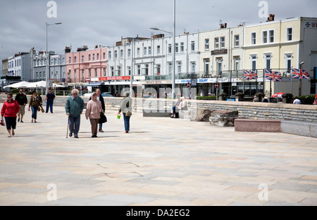 Menschen zu Fuß auf der Strandpromenade Weston-Super-Mare, Somerset, England Stockfoto