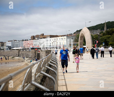 Menschen Sie zu Fuß Strandpromenade Weston-Super-Mare, Somerset, England Stockfoto