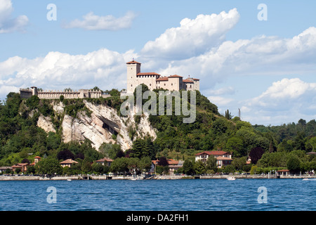 Rocca di Angera, Blick von der See Lago Maggiore, Italien Stockfoto