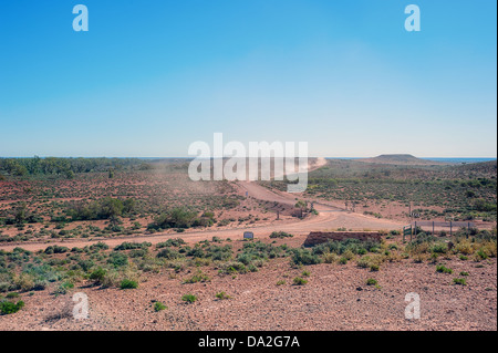 Eine staubige outback schneidet Straße durch die trostlosen Leere im Westen der robust schön Flinders Ranges. Stockfoto