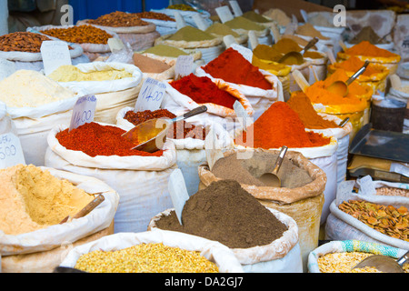 Gewürze und Textilien in den Souks der Medina, Sousse, Tunesien Stockfoto