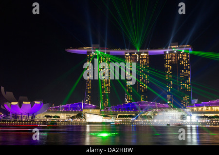 Marina Bay Sands Hotel Abend Licht/Laser-Show, Singapur Stockfoto