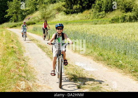 Teenager Reiten Fahrrad unterwegs an sonnigen Tagen Stockfoto