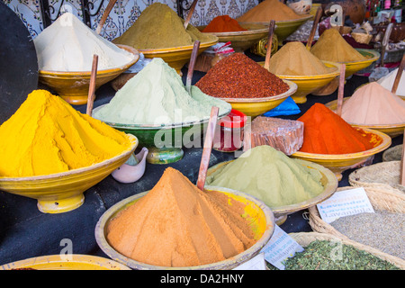 Gewürze und Textilien in den Souks der Medina, Sousse, Tunesien Stockfoto