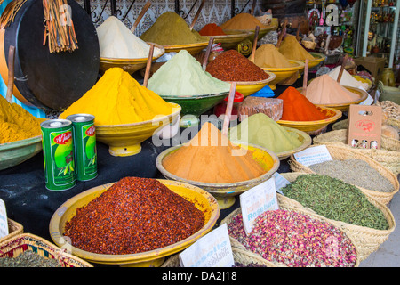 Gewürze und Textilien in den Souks der Medina, Sousse, Tunesien Stockfoto