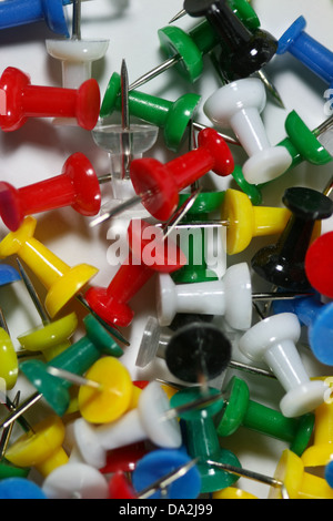 Bündel von Push-Pins in verschiedenen Farben, auf weißem Hintergrund, Closeup, erschossen. Stockfoto