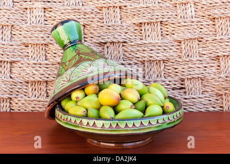 Argan Nüssen in eine grüne Platte. Stockfoto