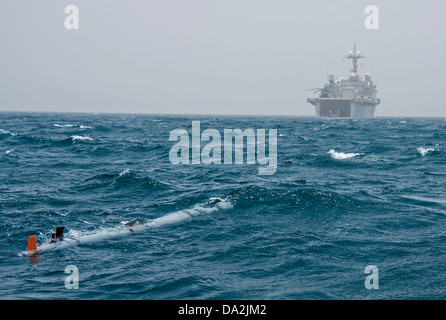 Ein US-Navy unbemanntes Unterwasserfahrzeug bereitet während Übungen Mai Tauchen. 14, 2013 in der Nähe von Katar. Stockfoto