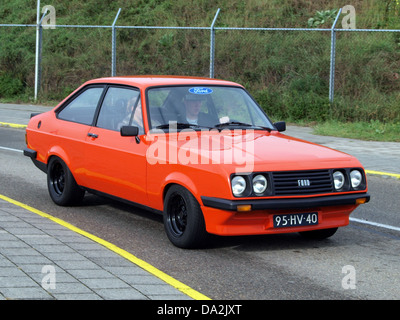 Dieses Bild zeigt einen Ford Escort 2000 RS aus dem Jahr 1976, der 2010 auf dem Nationaal Oldtimer Festival in Zandvoort ausgestellt wurde. Das Auto zeigt das klassische Design und die Technik der 1970er Jahre und ist somit ein wertvolles Sammlerstück. Stockfoto