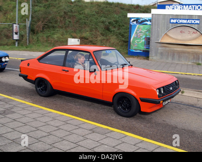 Der Ford Escort 2000 RS 1976 ist ein klassischer Wagen, der für seine Leistung im Motorsport und sein kompaktes Design bekannt ist. Dieses Bild vom Nationaal Oldtimer Festival in Zandvoort unterstreicht die anhaltende Beliebtheit des Autos bei Oldtimer-Fans. Stockfoto