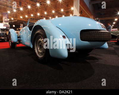 Dieses Bild zeigt den Healey Silverstone 1951 beim Nationaal Oldtimer Festival in Zandvoort, 2010. Das Auto, ein klassischer britischer Sportwagen, zeigt das Design und die Leistung des Autos aus der Mitte des 20. Jahrhunderts, das in Oldtimer-Ausstellungen gefeiert wurde. Stockfoto