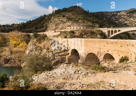 Pont du Diable am Fluss Hérault, erbaut im 11. Jahrhundert, Languedoc Roussillon, Frankreich Stockfoto