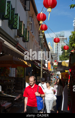 Menschen gehen in Chinatown unter den touristischen und Souvenir-Shops mit hängenden rote Laternen, Singapur Stockfoto