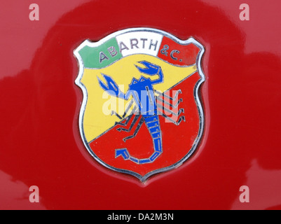 Der Abarth Simca 2mila, ein klassischer Rennwagen, ist auf diesem Foto zu sehen, das 2010 beim Nationaal Oldtimer Festival in Zandvoort aufgenommen wurde. Die Veranstaltung feiert Oldtimer und die Abarth Simca 2mila war ein herausragender Teilnehmer. Stockfoto